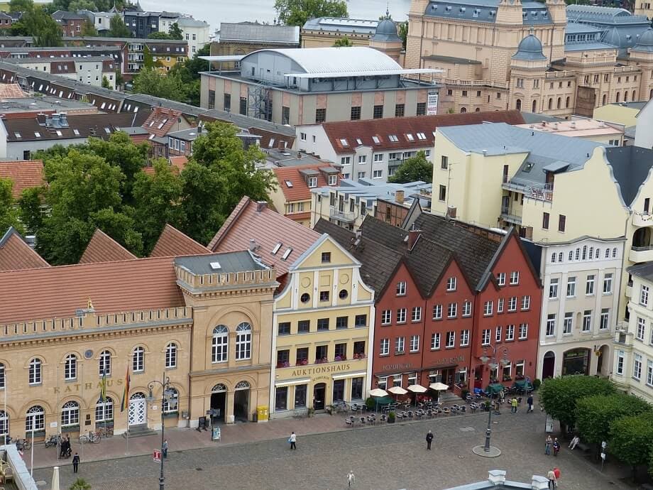 Immobiliensachverständiger erstellt Immobiliengutachten für Immobilien am Marktplatz Schwerin - lizenzfrei