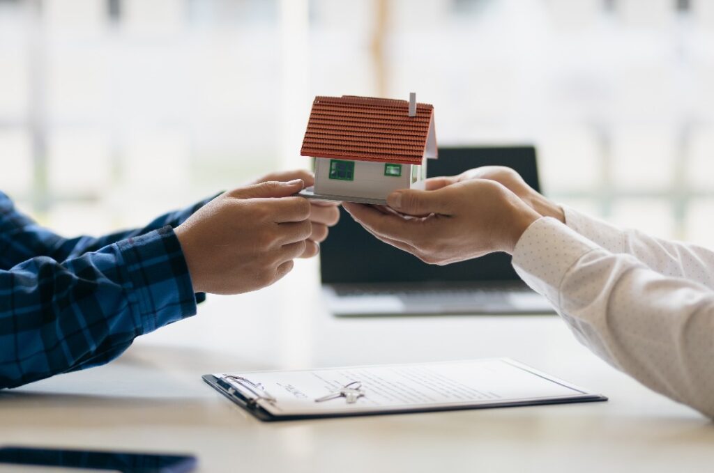 Konzept der Immobilienvererbung und Vertragsvereinbarung.